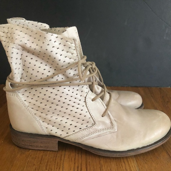 miz mooz cream leather bootie. size 7.5 - Picture 4 of 5
